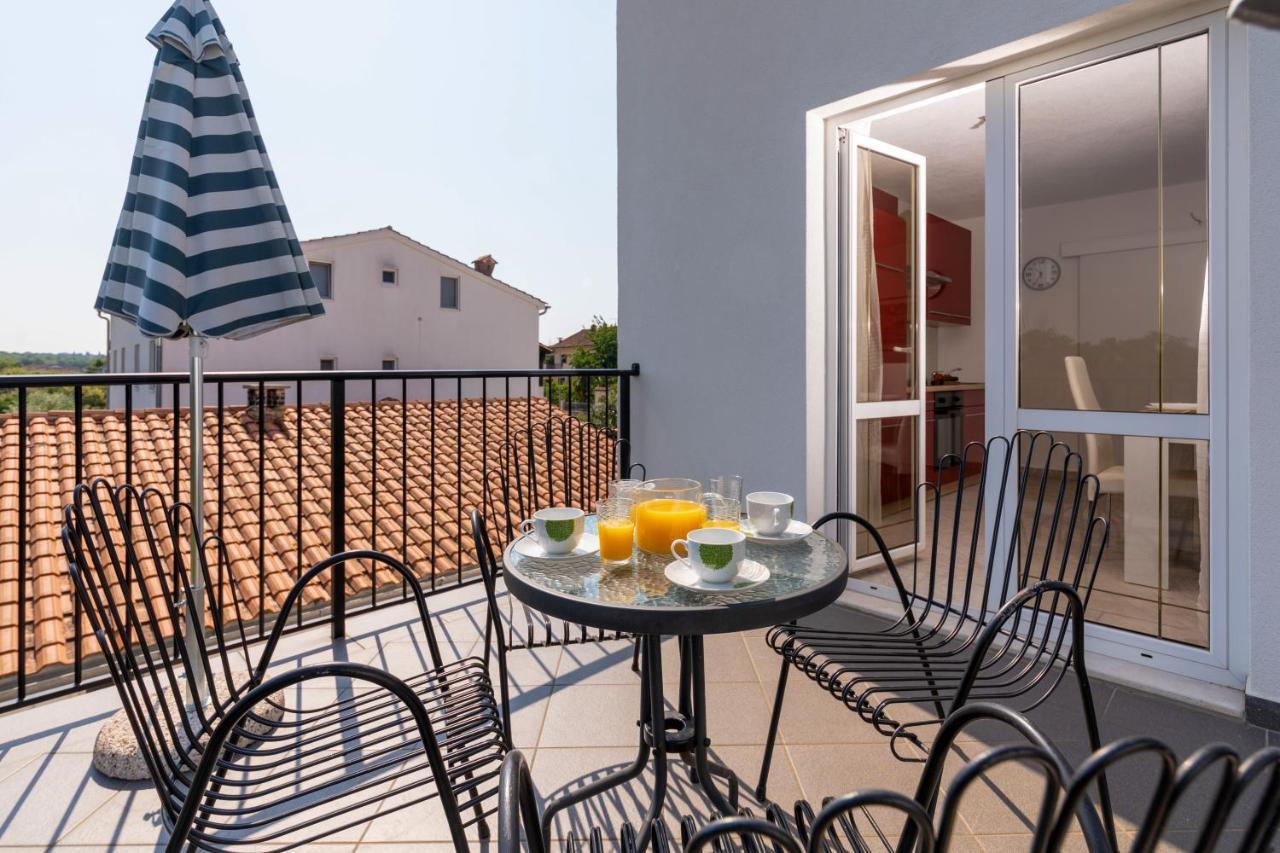 Apartments Oliva 波雷奇 外观 照片